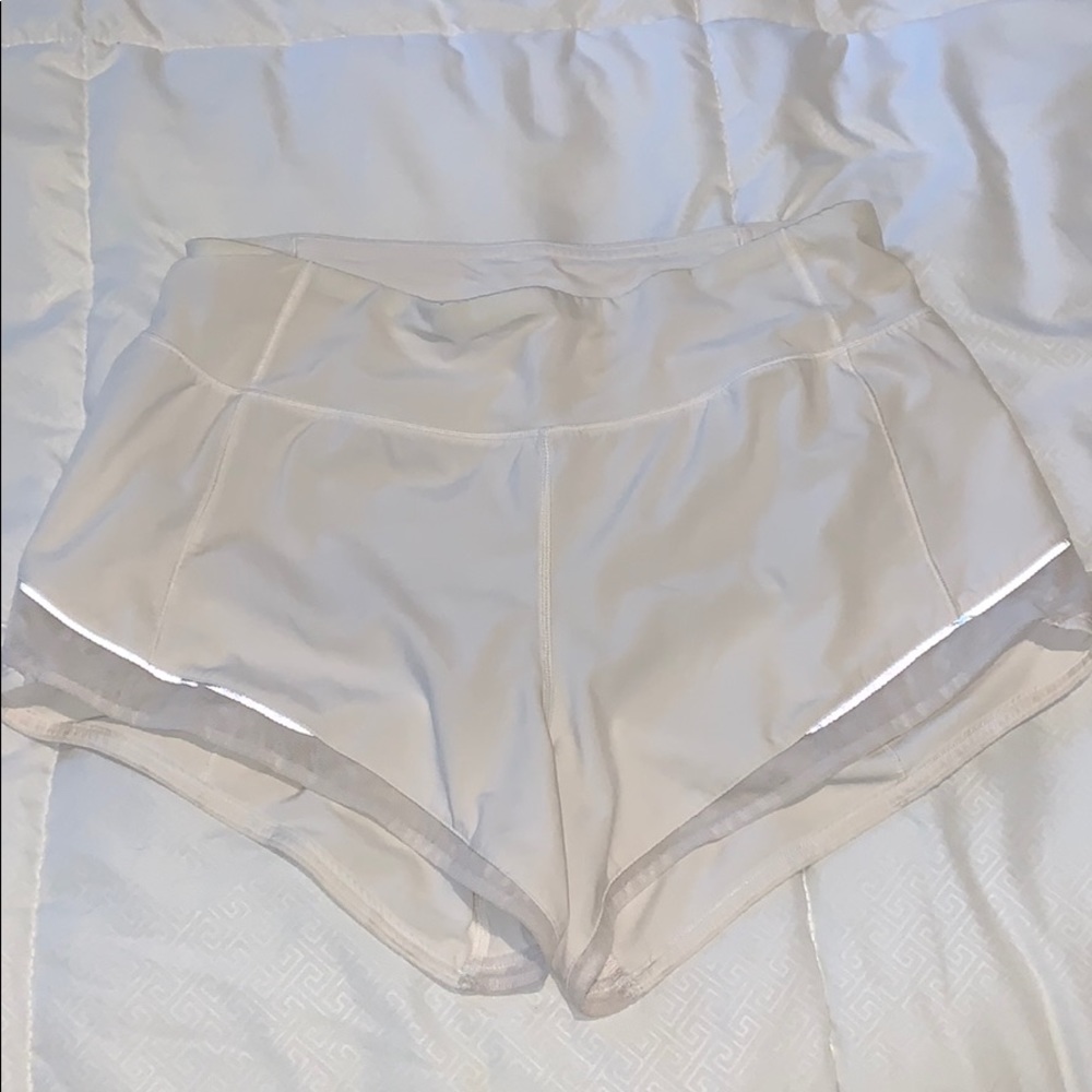 Lululemon White 2.5” Shorts size 4